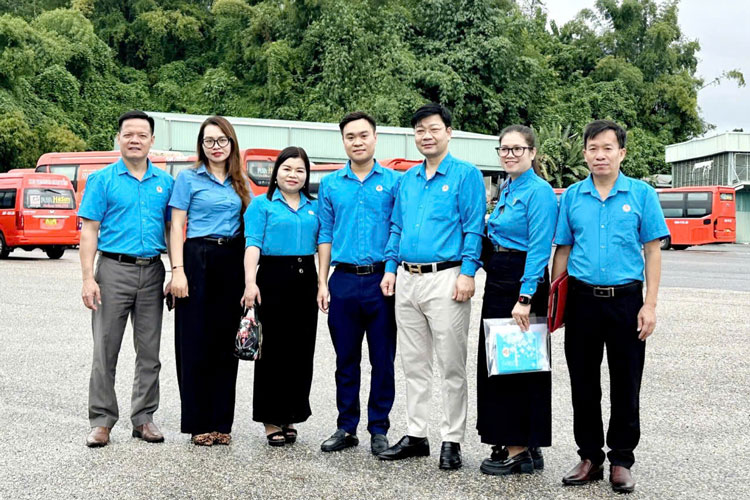 Hoat dong tham hoi, tang qua cho nguoi lao dong co hoan canh kho khan the hien vai tro, trach nhiem cua to chuc cong doan. Anh: Manh Hung