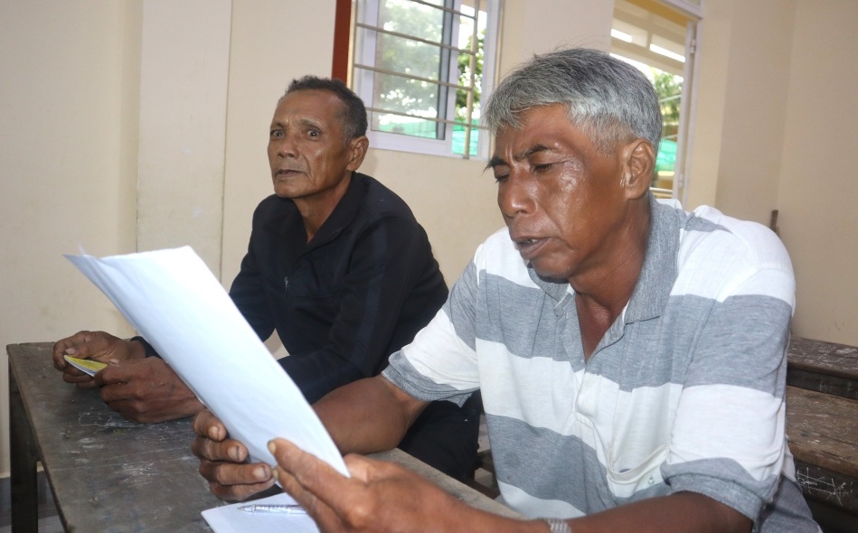 La communaute khmere de la commune de Tran De participe a la classe d'eradication de l'alphabetisation