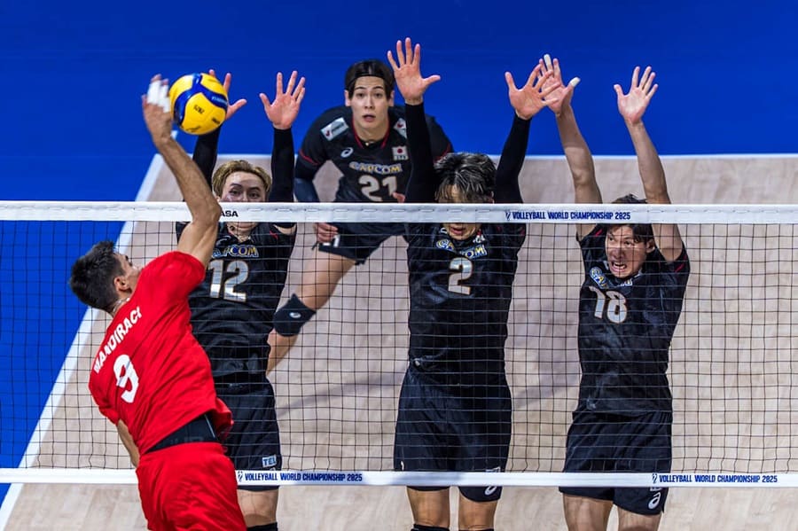 일본 남자 배구 대표팀(검은색 유니폼)이 2025년 세계 선수권 대회에서 첫 패배를 당했습니다. 사진: FIVB