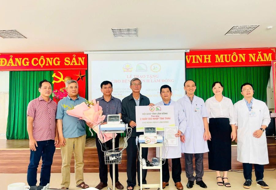 Benh vien II Lam Dong duoc trao tang may 2 may do nhip tim thai va 100 nem giuong benh. Anh: Lam Hong