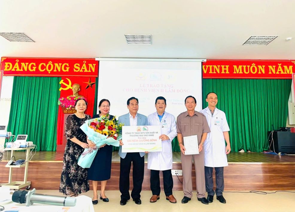 Presenting 2 fetal heart rate measuring devices and 100 hospital beds to Lam Dong II Hospital. Photo: Lam Hong