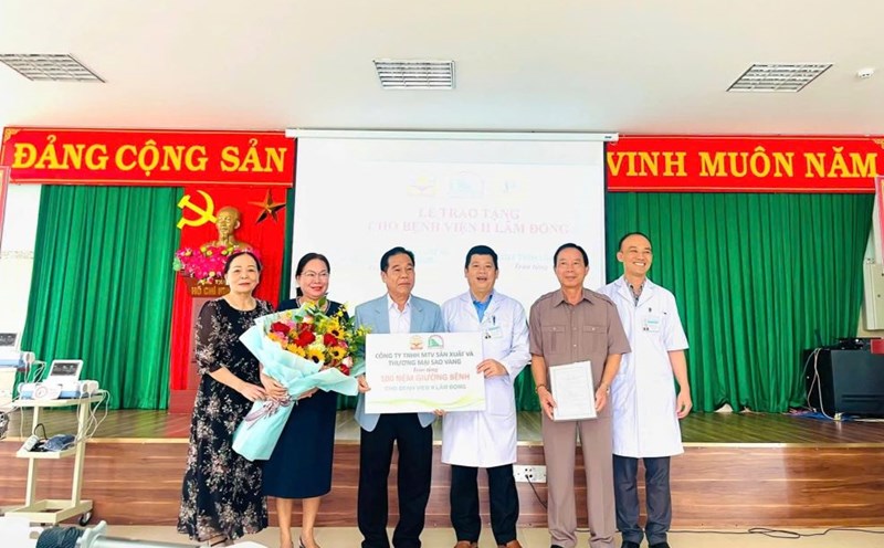 Presenting 2 fetal heart rate measuring devices and 100 hospital beds to Lam Dong II Hospital. Photo: Lam Hong