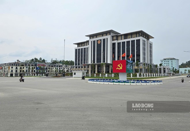Loat du an tram ti vung bien duoc khanh thanh de chao mung dai hoi. Anh: Tan Van 