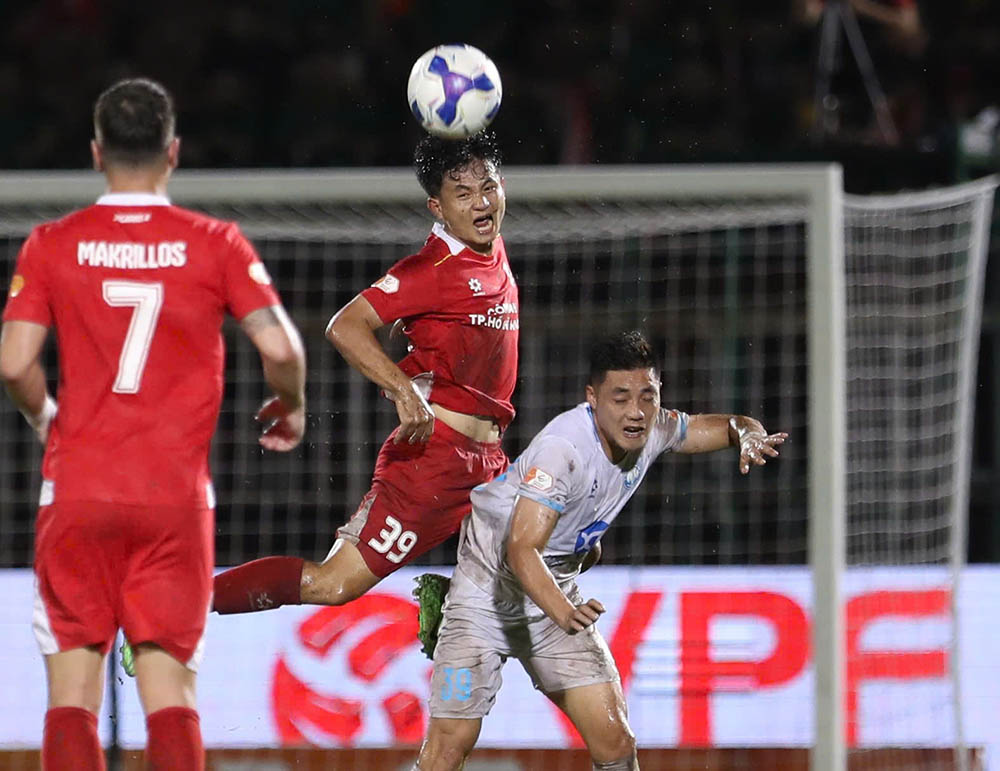 Ben kia chien tuyen, cac cau thu chu nha cung tot chuc tot hang phong ngu de lan luot hoa giai cac dot tan cong cua Thep Xanh Nam Dinh.