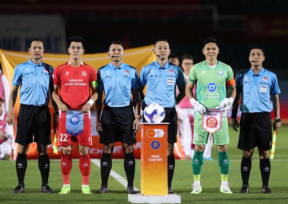 Toi 13.9, cau lac bo Cong an TPHCM (ao do) co cuoc tiep don Thep Xanh Nam Dinh trong tran dau som vong 6 giai LPBank V.League 2025-2026.