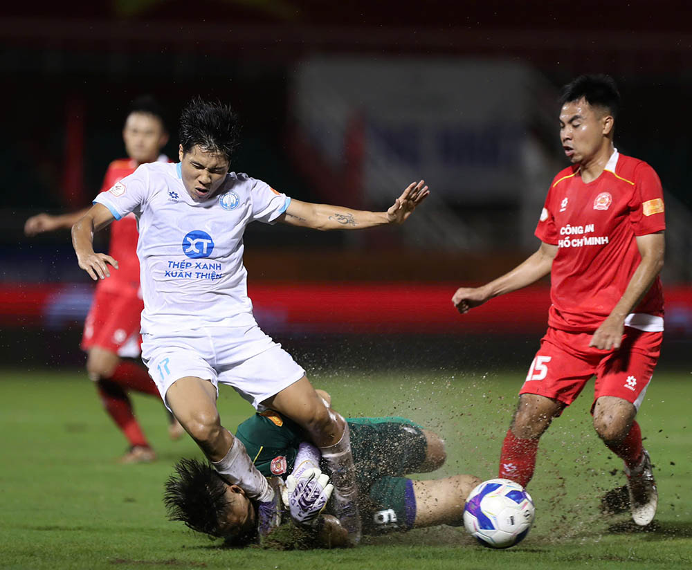 Thu mon Patrik Le Giang co ngay thi dau lan xa de bao toan manh luoi cua doi Cong an TPHCM.