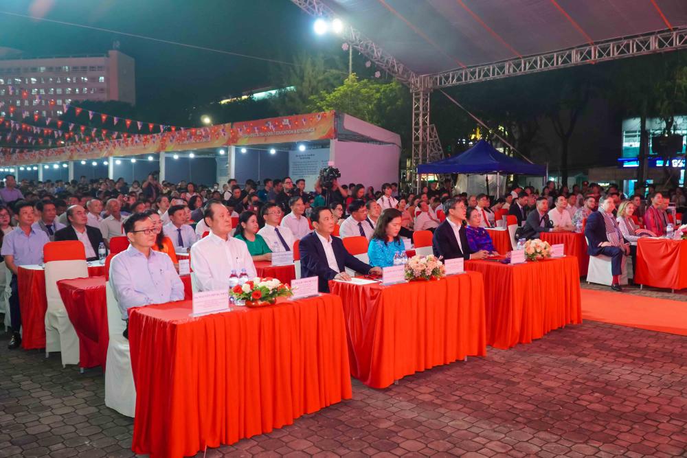 Quang canh buoi le. Anh: Ta Quang