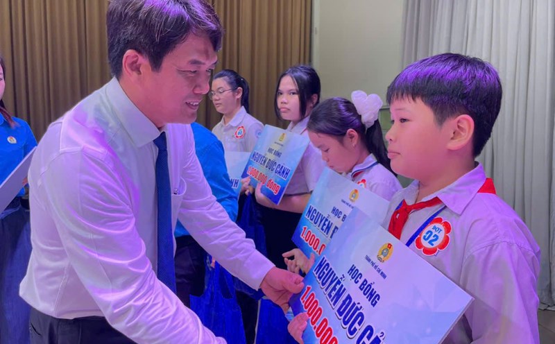 Mr. Bui Thanh Nhan - Chairman of the Ho Chi Minh City Labor Federation - awarded Nguyen Duc Canh scholarship to students. Photo: Dinh Trong