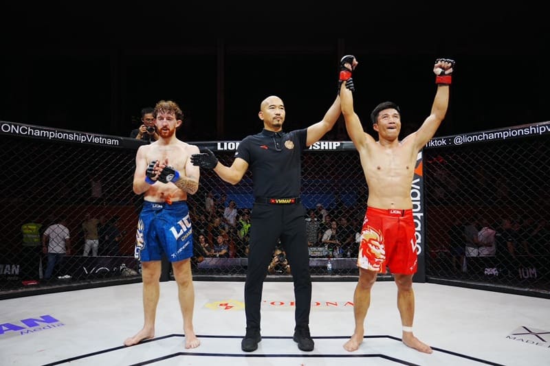 쯔엉 까오 민 팟(빨간색)이 MMA 라이언 챔피언십 26에서 우승했습니다. 사진: 남칸