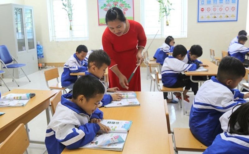 24h Education: Policy of tuition exemption, no additional teaching fees ensures fairness. Photo: Bich Ha
