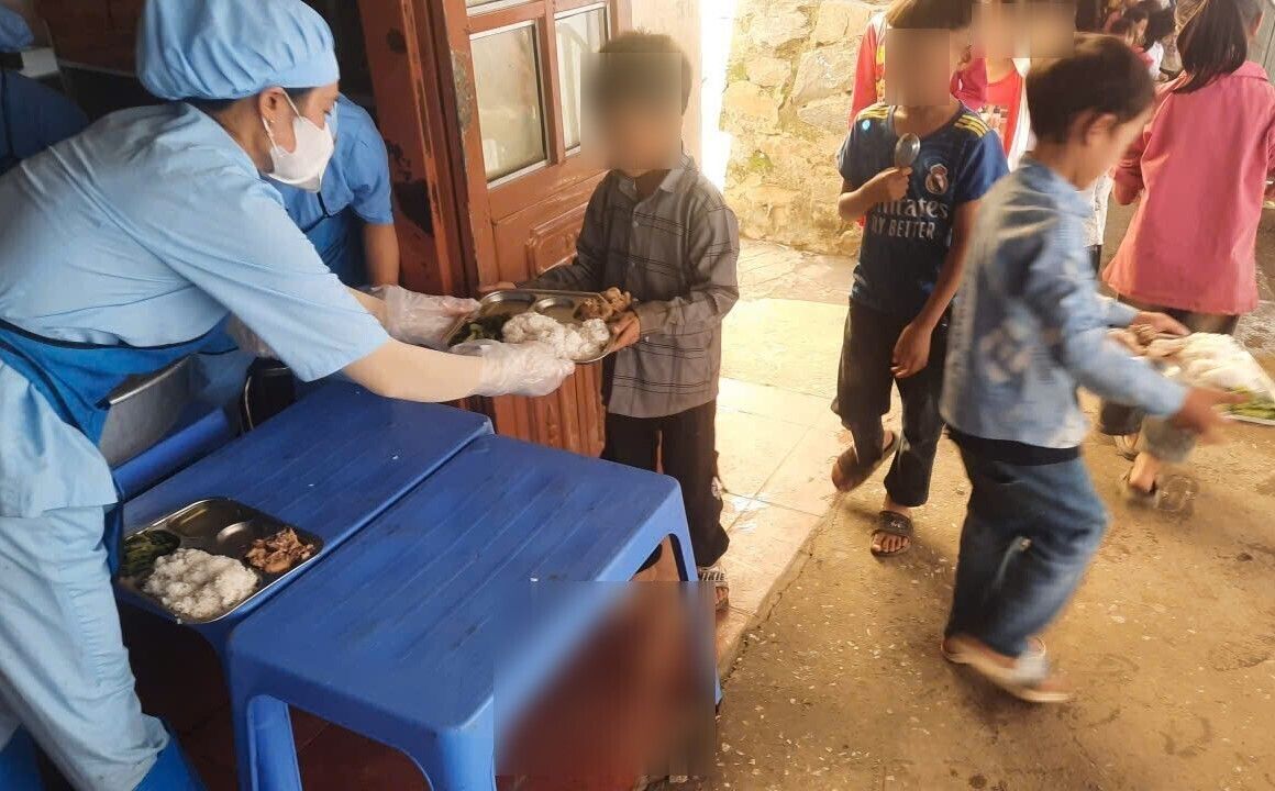 Du duong di kho khan nhung cac thay co van no luc de dam bao du thuc pham cho cac em an ban tru. Anh: Nguyen Truong