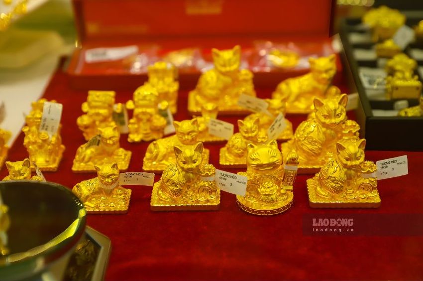 Chuyen gia cho rang gia vang the gioi co kha nang vuot 3.700 USD/ounce trong tuan toi, nhung nha dau tu nen than trong. Anh: Phan Anh 