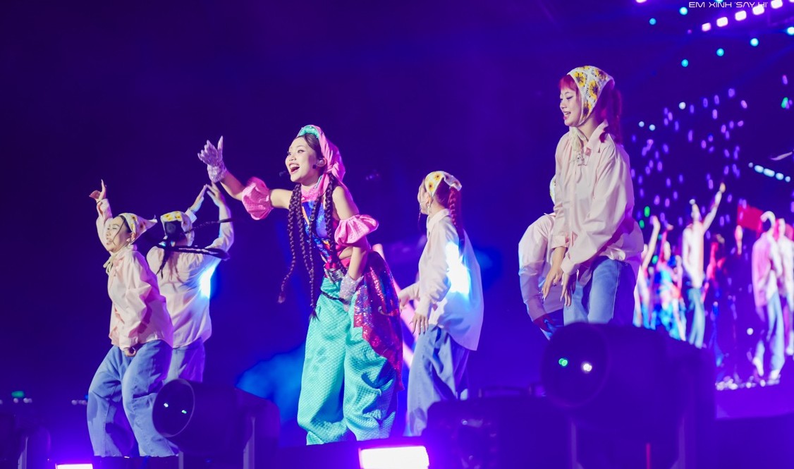 The beautiful children say hi perform. Photo: VieON.