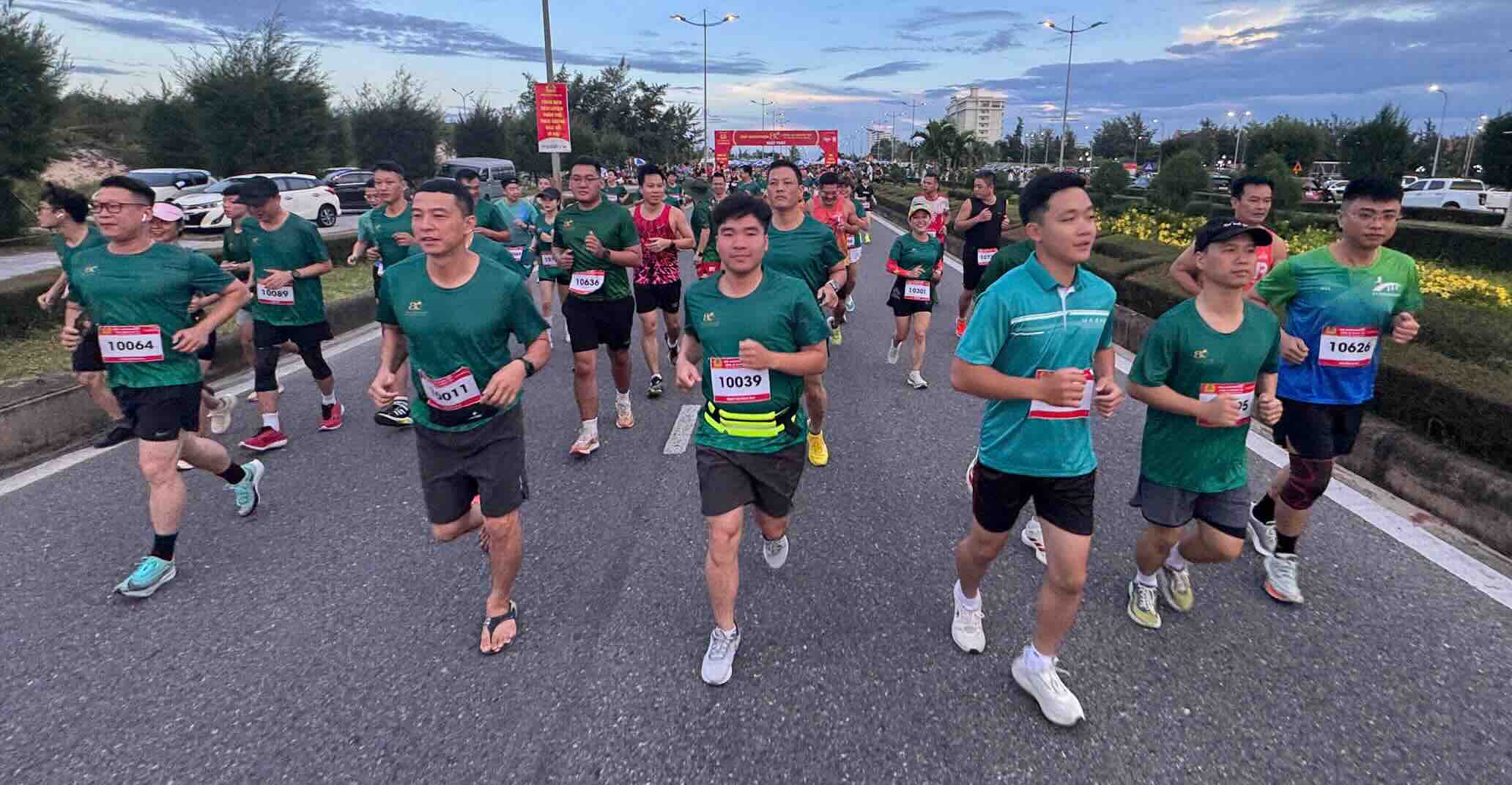 수천 명의 운동선수가 달리기 대회에 참가합니다. 사진: Cong Sang.
