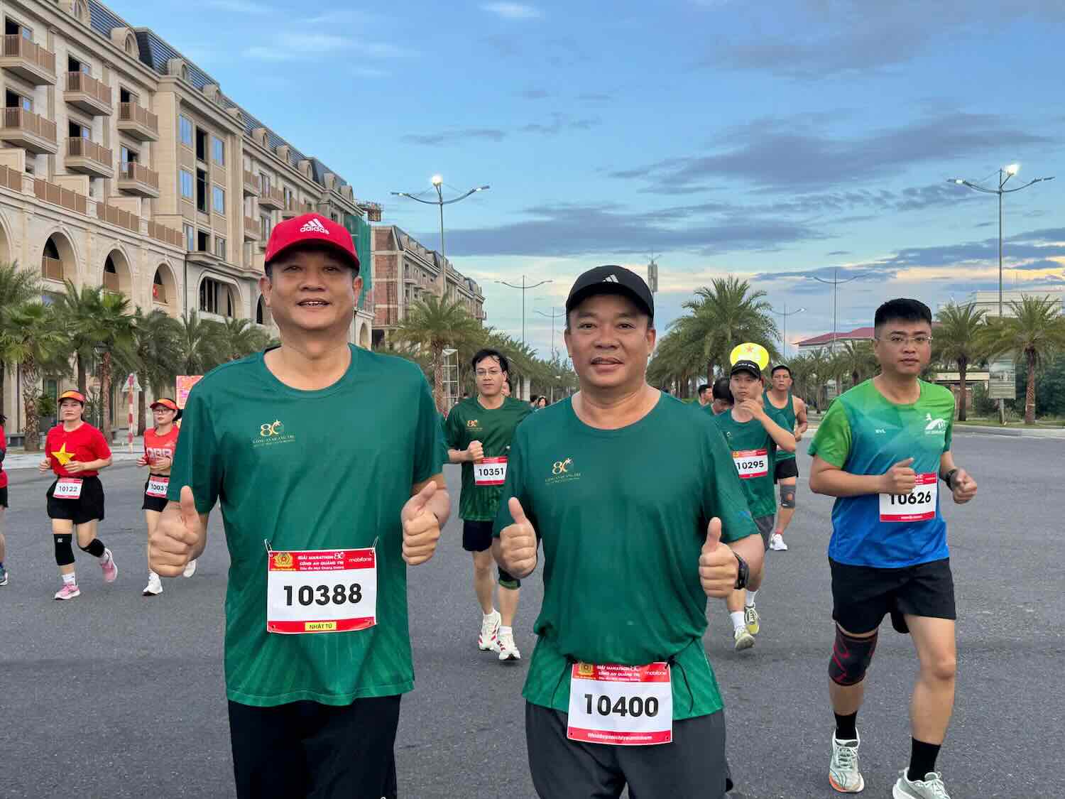 Cac van dong vien luu lai nhung khoanh khac ky niem o giai chay. Anh: Cong Sang.