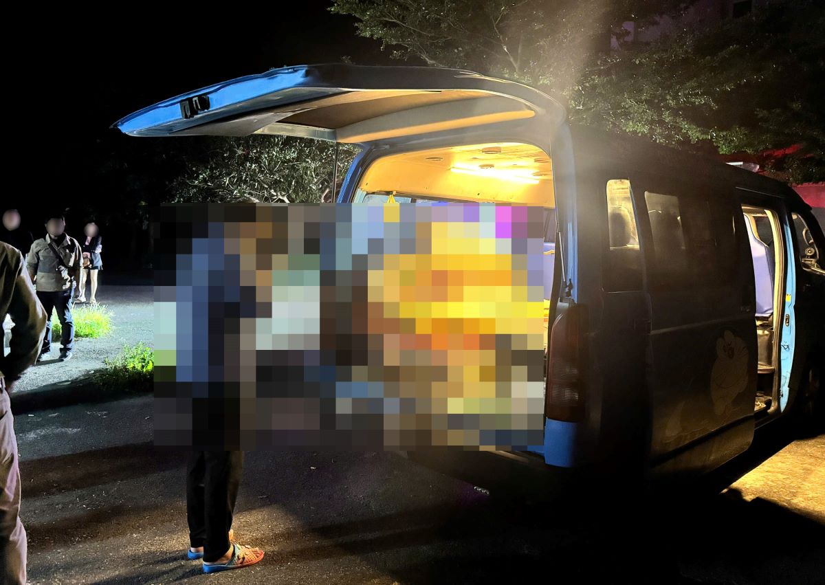 Nguoi dan ong bi dien giat tu vong duoc xe cuu thuong dua ve de gia dinh lo hau su. Anh: Duy Tuan