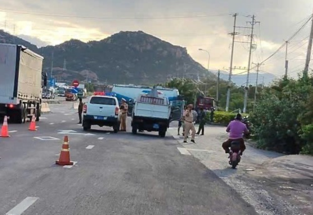 Cong an den kham nghiem hien truong vu tai nan. Anh: Nguoi dan cung cap