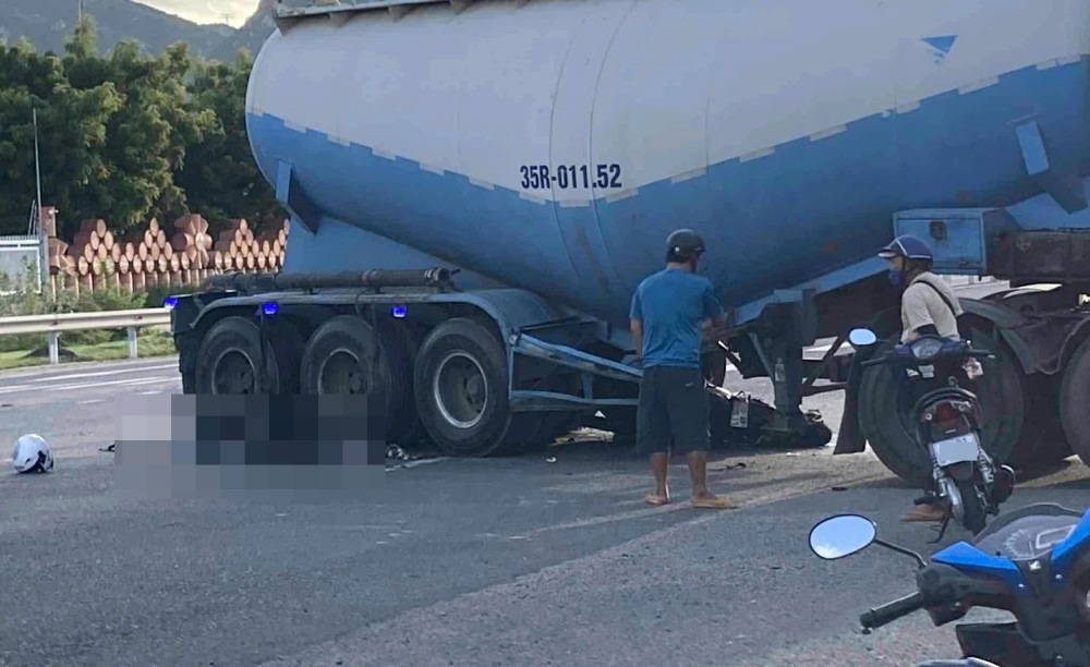Hien truong vu tai nan khien 2 nguoi di xe may tu vong. Anh: Nguoi dan cung cap