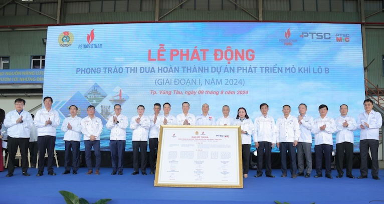 Petrovietnam 노동조합은 B 광구 가스전 개발 프로젝트 완료 경쟁 운동 발족식을 개최했습니다. 사진: CDDK