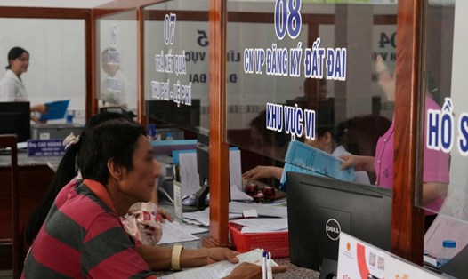 Người dân sẽ không phải nộp, xuất trình các giấy tờ đã tích hợp trên VNeID. Trong ảnh, người dân làm thủ tục hành chính tại Trung tâm hành chính công xã Trường Long, TP Cần Thơ. Ảnh: Tạ Quang