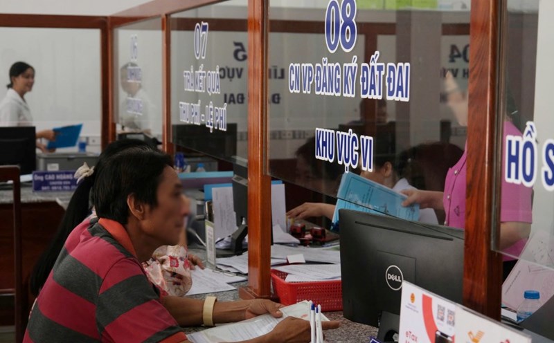 People will not have to submit or present documents integrated on VNeID. In the photo, people are doing administrative procedures at the Truong Long Commune Administrative Center, Can Tho City. Photo: Ta Quang