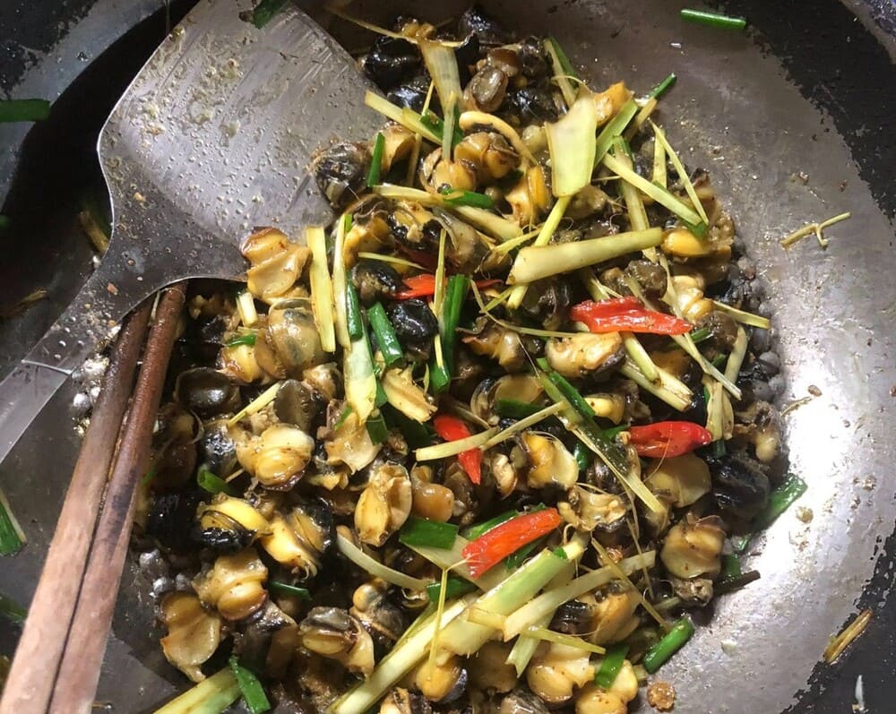 Stir-fried snails with chili are one of the delicious, easy-to-process dishes. Photo: Hai Yen