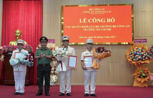 Gia Lai성 공안 부국장 3명이 임명 결정을 받았습니다. 사진: Gia Lai성 공안