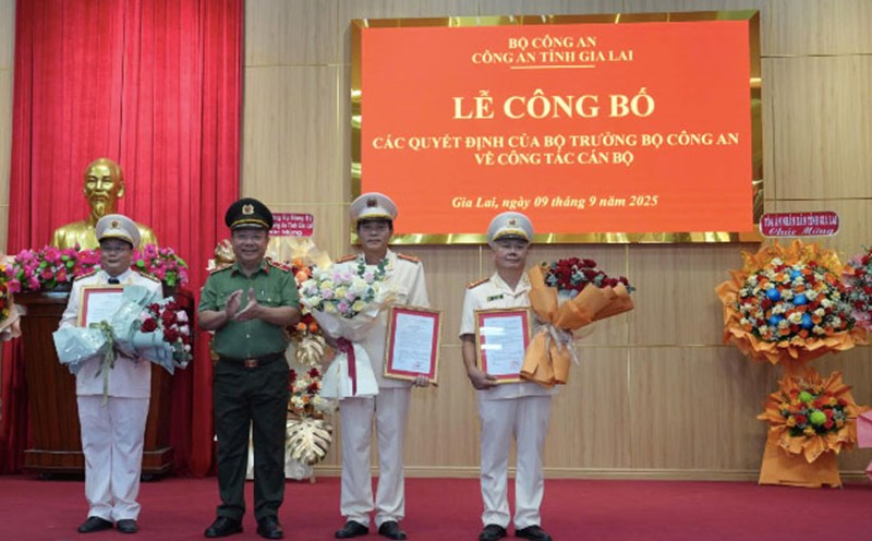 Three Deputy Directors of Gia Lai Provincial Police received the appointment decision. Photo: Gia Lai Provincial Police