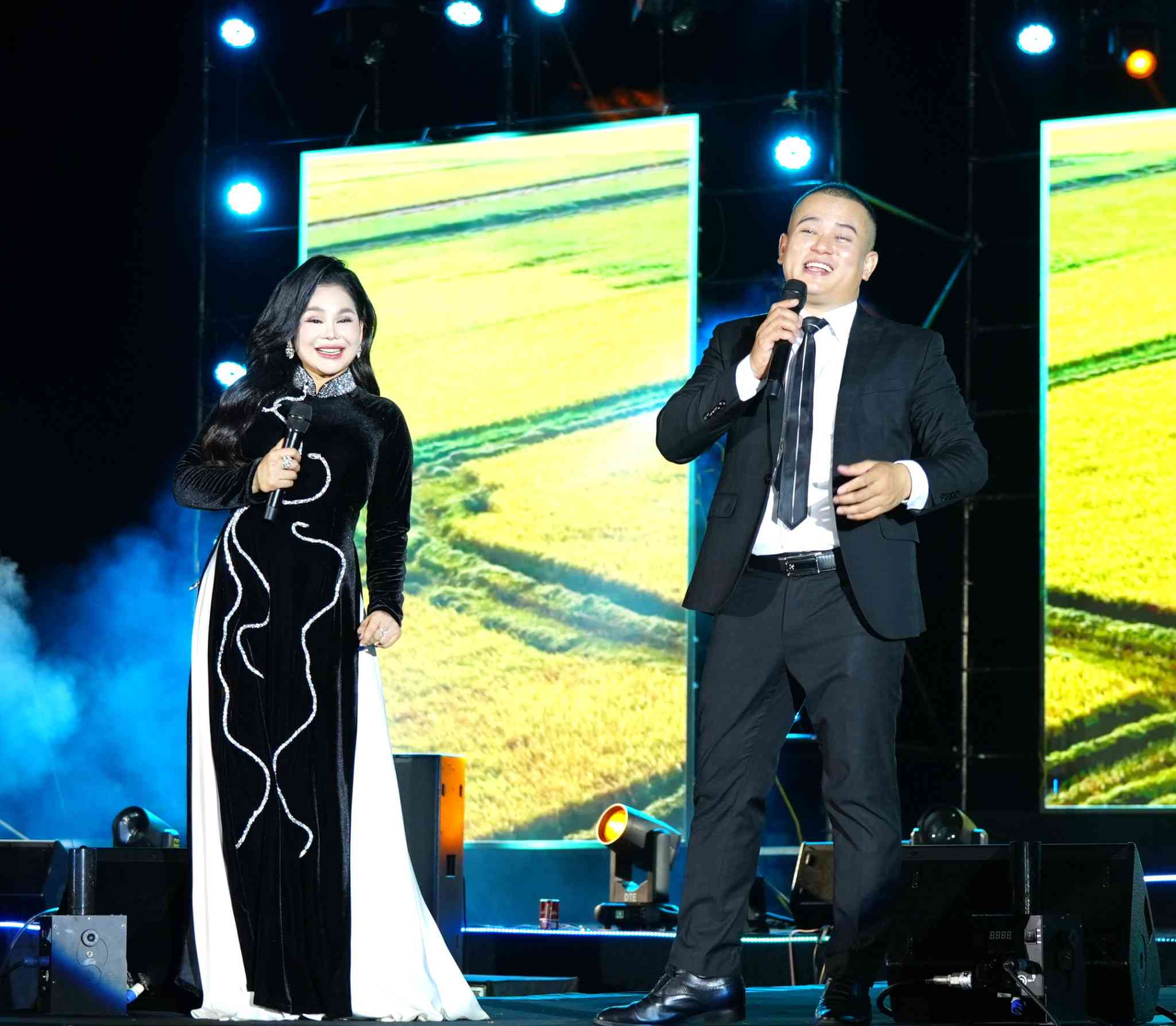 Nghe si Phan Phuc Thang va nghe si Bang Tam bieu dien trong dem nhac. Anh: Ngoc Anh