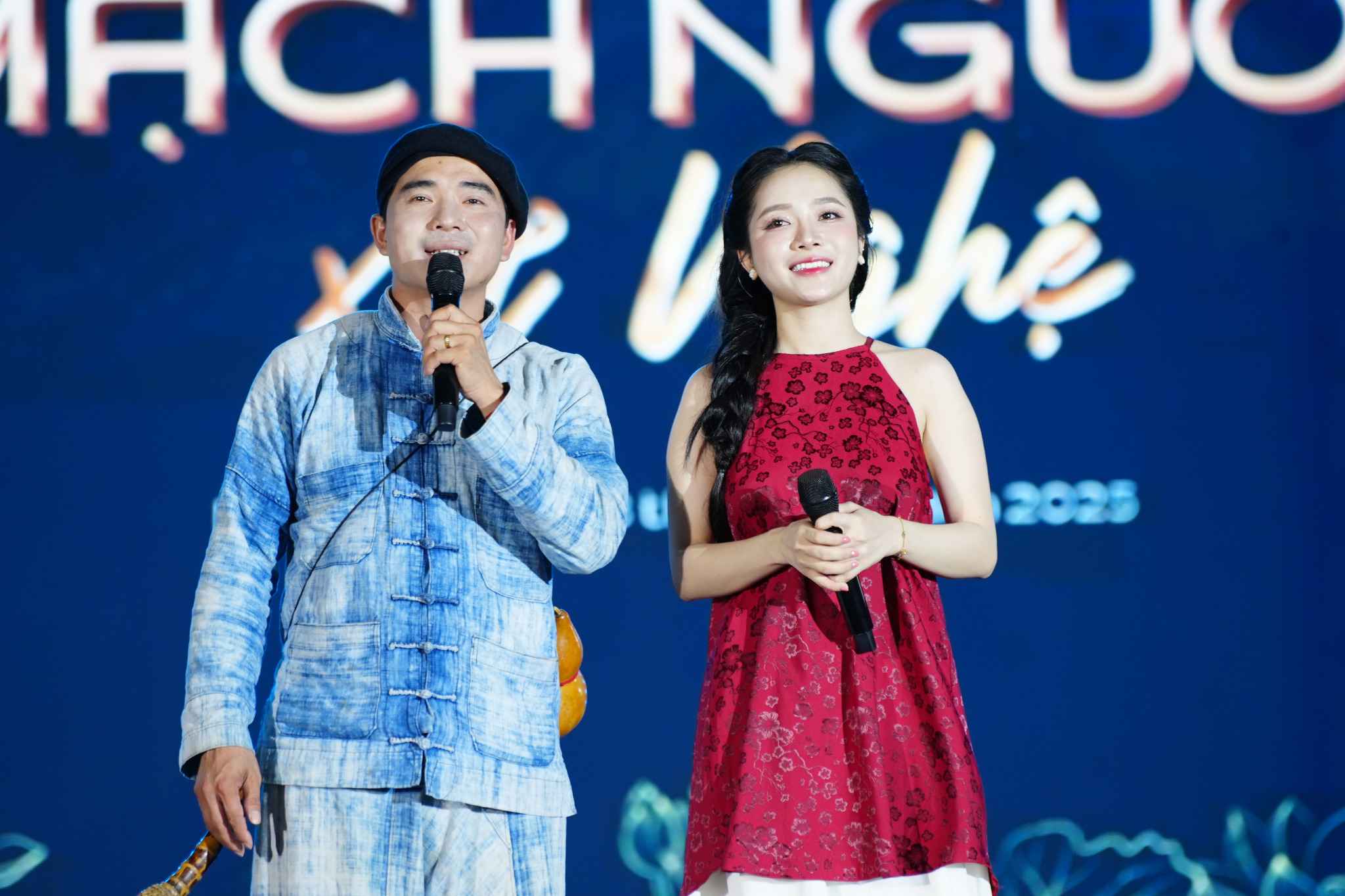 Singer Hanh An and artist A Pao performed a duet at the music night "Mach Xu Co Nghe". Photo: Ngoc Anh