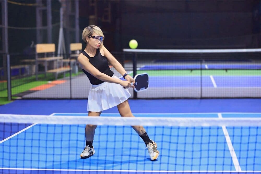 Blanco y negro son 2 colores basicos que ayudan a las mujeres a destacar en el campo de pickleball. Foto: Han Ni