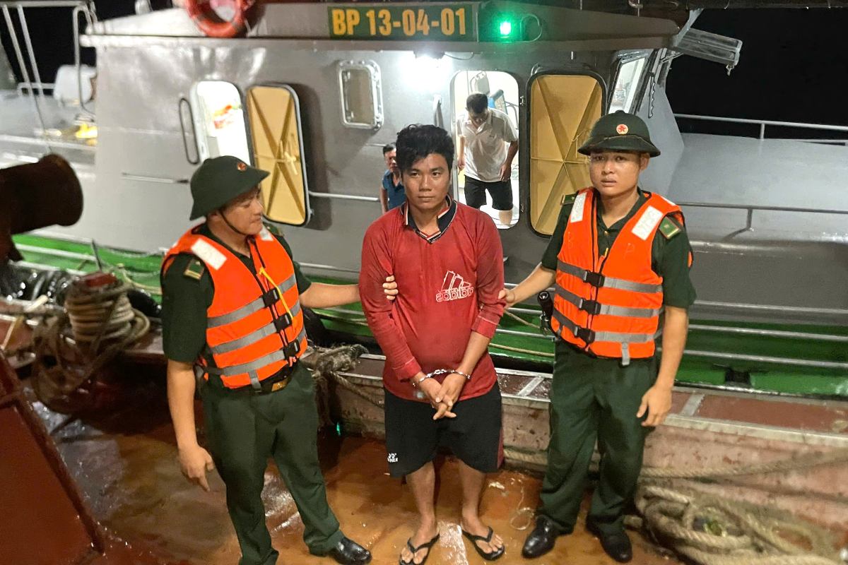 Đối tượng trốn lệnh truy nã bị Đồn Biên phòng Côn Đảo phát hiện, bắt giữ trên tàu cá. Ảnh: BĐBP