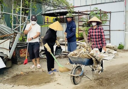 Clearing and cleaning activities on the streets of Tan Hung on the morning of September 14, Hai Phong City. Photo: Tan Hung Ward