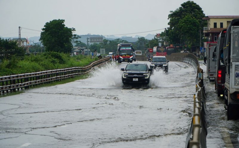 Many sections of National Highway 1 through Thanh Hoa are often flooded. Photo: Quach Du