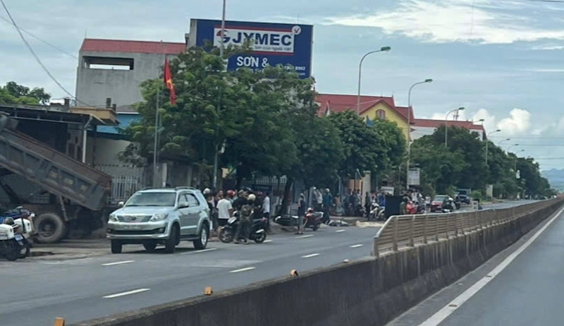 Scene of the accident that killed one person on National Highway 1. Photo: Tri Dung