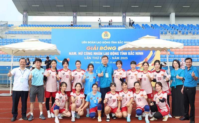 Leaders of the Bac Ninh Provincial Labor Federation took a souvenir photo with the athletes. Photo: Quyet Chien