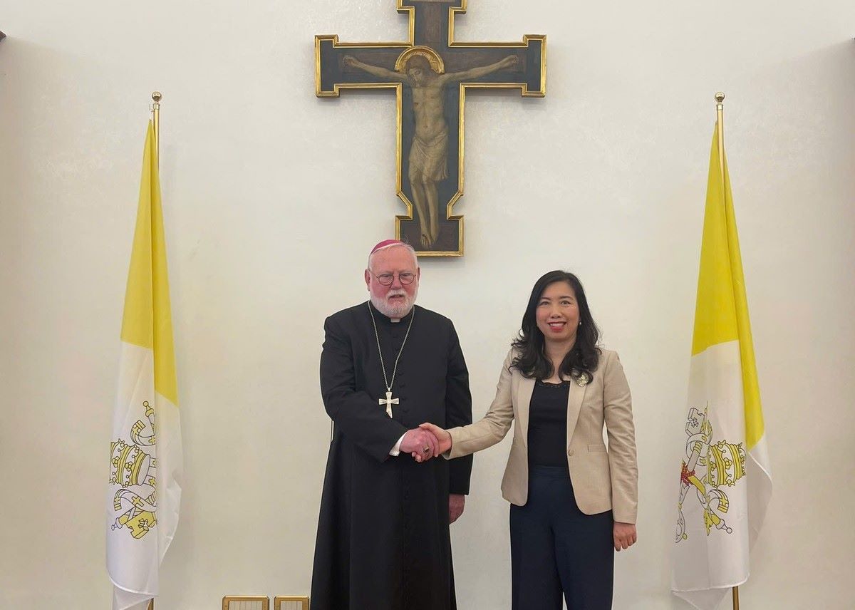 Thu truong Le Thi Thu Hang va Bo truong Ngoai giao, Tong Giam muc Paul Gallagher. Anh: Bo Ngoai giao