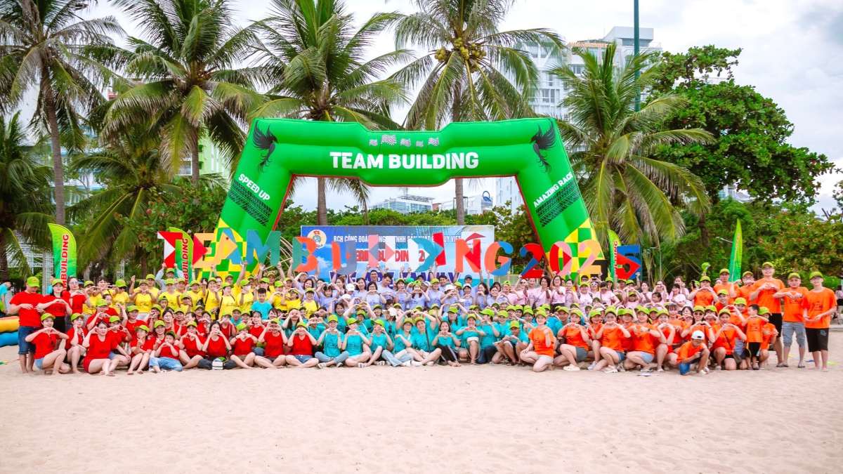 약 300명의 Uy Viet 신발 노동조합 조합원이 나트랑 팀 빌딩에 참여하기 위해 빈다 여행을 갔습니다. 사진: 노동조합