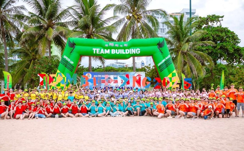 About 300 union members of the Uy Viet Shoes Trade Union traveled and participated in team building in Nha Trang. Photo: Trade Union