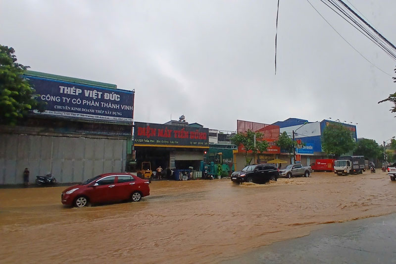 Duong Tran Phu cung bi ngap nang. Anh: Nguoi dan cung cap