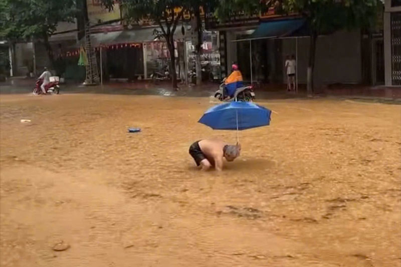 Duong Nhac Son, phuong Lao Cai chim trong bien nuoc. Anh: Nguoi dan cung cap