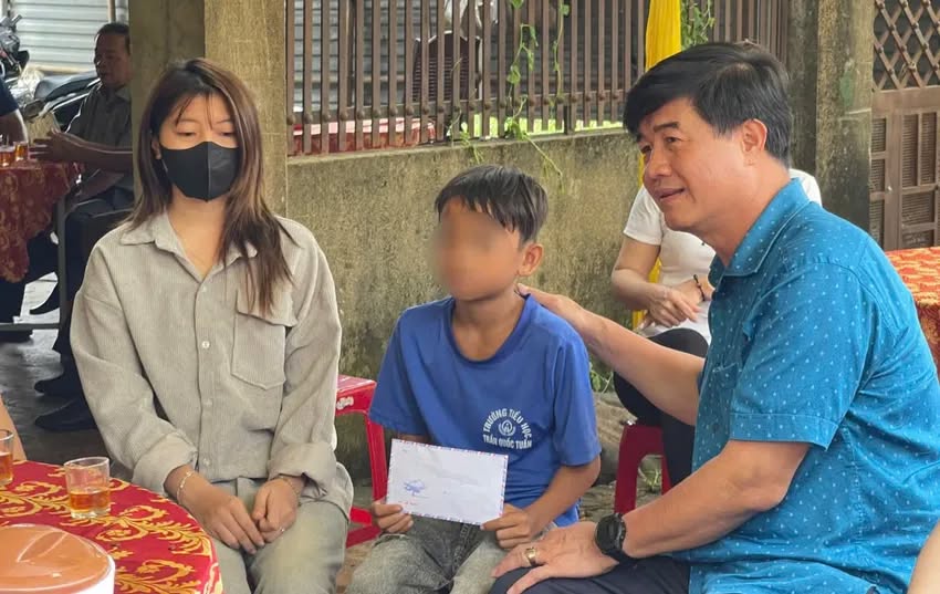 Mr. Nguyen Thien Van - Vice Chairman of Dak Lak Provincial People's Committee - praised and warmly rewarded the child T.C.K for bravely saving his friend in the murder in the area. Photo: Nguyen Tien