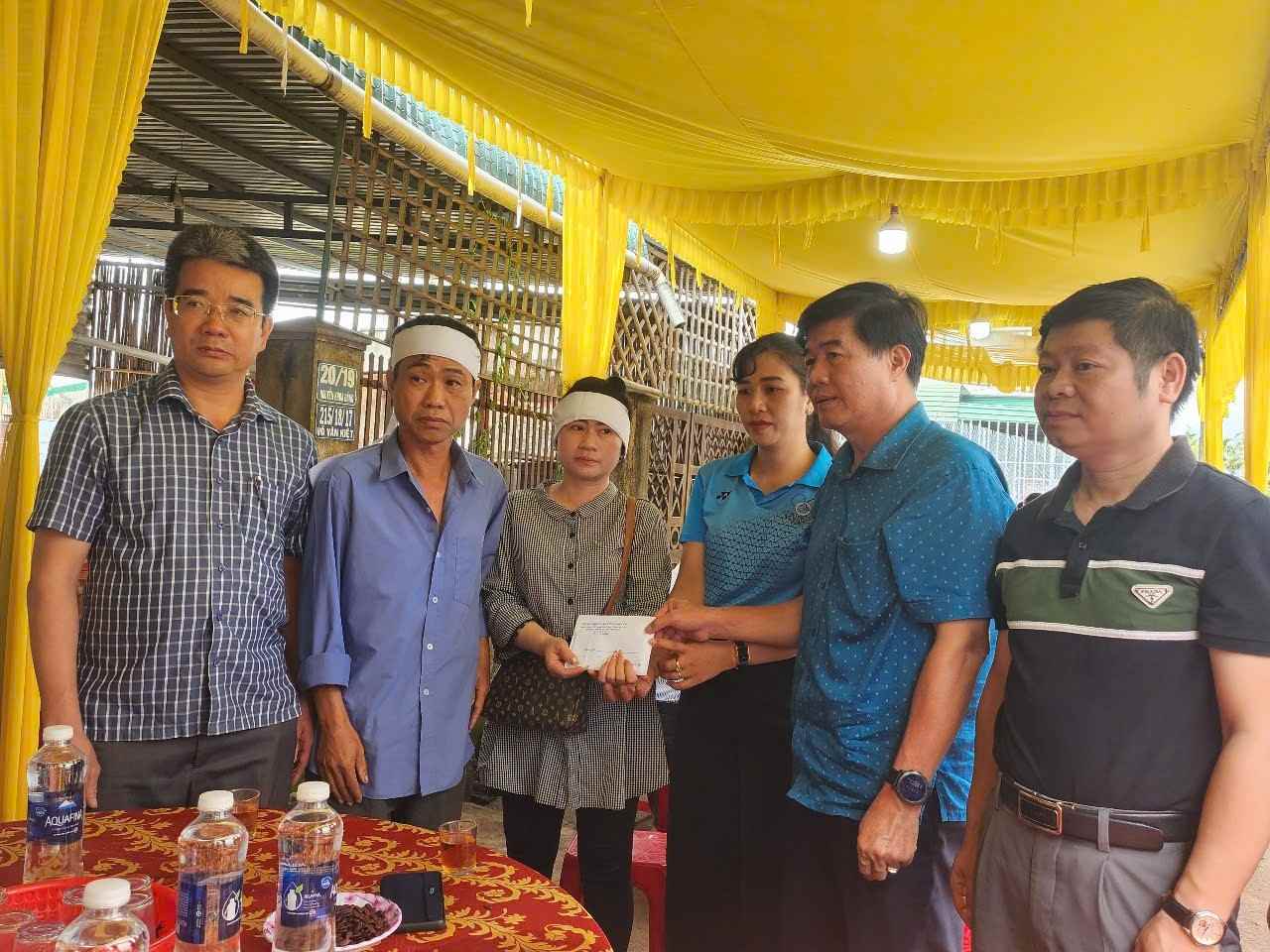 Ong Nguyen Thien Van - Pho Chu tich UBND tinh Dak Lak den tham, chia buon voi gia dinh nan nhan. Anh: Duong Hai.