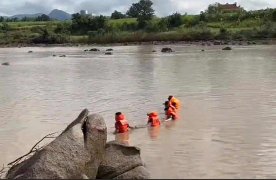 관계 당국이 강으로 나가 물에 휩쓸려간 학생들을 수색하고 있습니다. 사진: 공안 제공