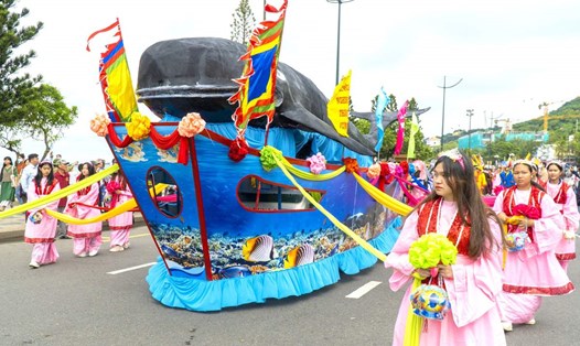 Đoàn rước mô hình cá ông trong lễ hội Nghinh Ông Thắng Tam Vũng Tàu. Ảnh: Mạnh Thắng