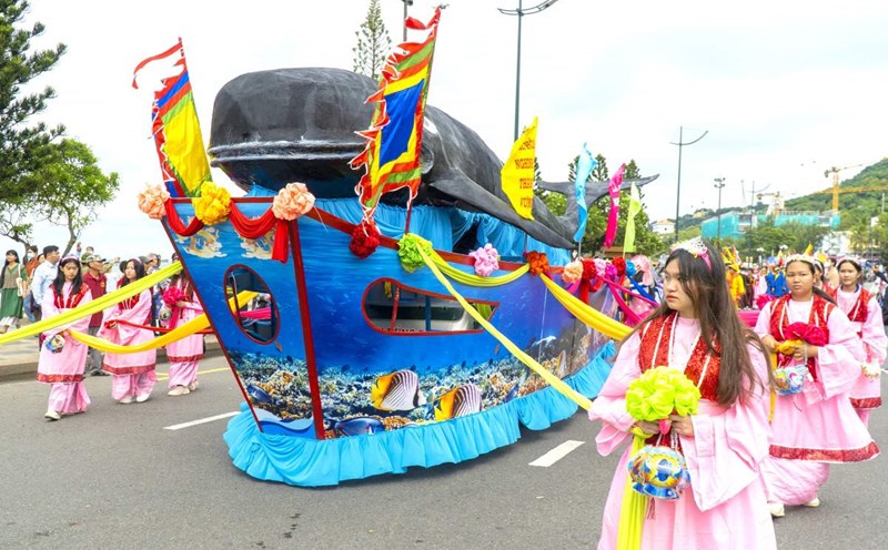 The groupwalks the whale model at the Nghinh Ong Thang Tam Vung Tau festival. Photo: Manh Thang
