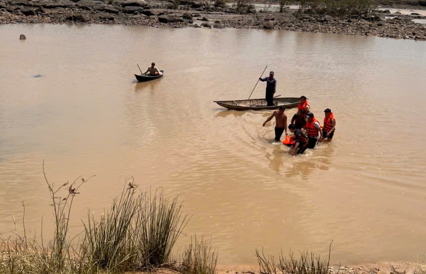 관계 당국이 강으로 나가 물에 휩쓸려간 학생들을 수색하고 있습니다. 사진: Duc Binh 면 인민위원회