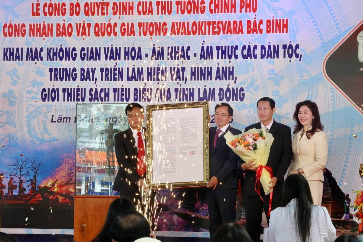 Dai dien tinh Lam Dong nhan quyet dinh cua Thu tuong cong nhan tuong Avalokitesvara Bac Binh la Bao vat quoc gia. Anh: Pham Duy 