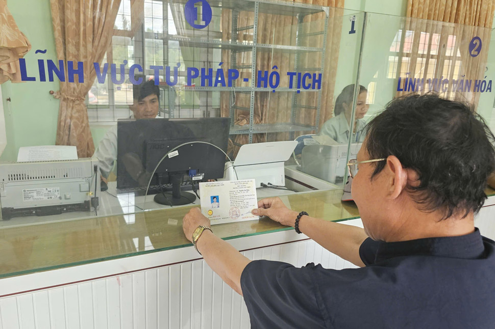 People settle procedures in the field of Justice - Civil status in Canh Vinh commune (Gia Lai). Photo: Phan Hieu