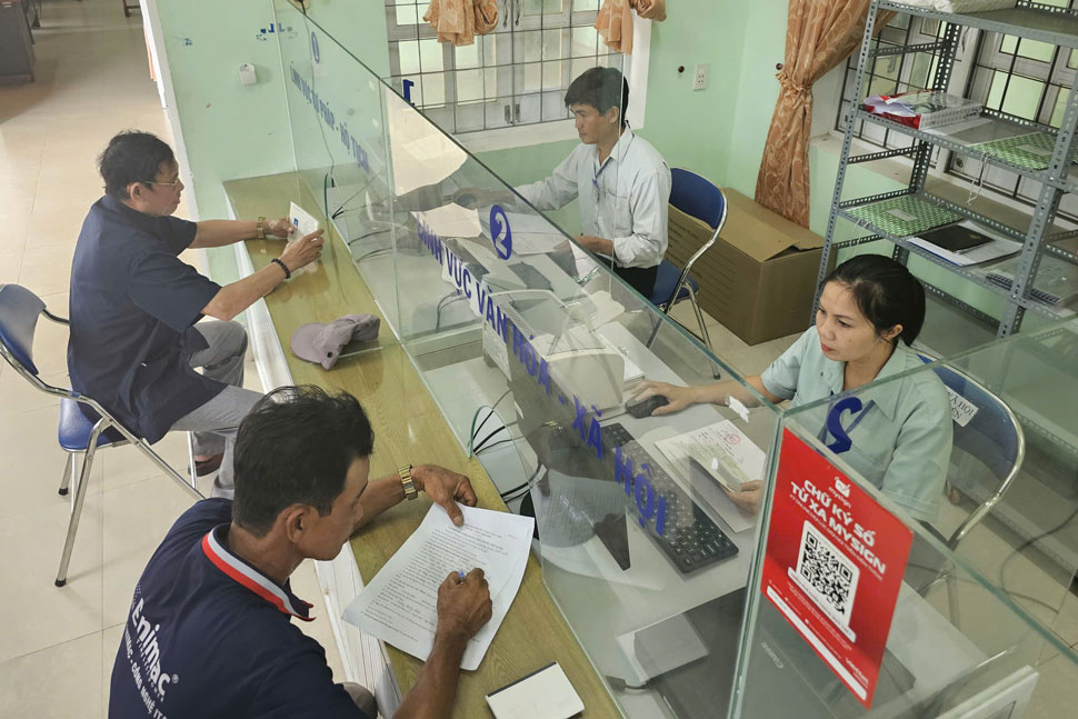 Can bo, cong chuc xa Canh Vinh giai quyet thu tuc hanh chinh cho nguoi dan. Anh: Phan Hieu